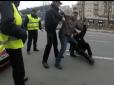 Журналіст уклав на асфальт патрульного у центрі Києва (відео)