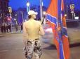 Кремлівська пропаганда довела до божевілля: По Москві бігає напівголий чоловік з прапором 
