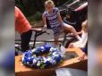 Стильний похорон: П'ятимісний велокатафалк та домовина з віконцем (відео)
