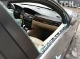 У Києві брила льоду розтрощила скло дорогого авто