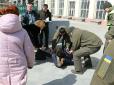 В Одесі чоловік отримав травму голови після падіння на нього фрагменту фасаду будівлі (фото)
