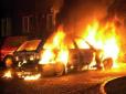 Під Києвом вночі згоріло відразу п'ять автівок (відео)