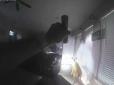 Поліція оточила будинок після повідомлення про крадіжку зі зломом. Але там на них чекав сюрприз... (відео)