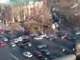 Конфлікт групи молодиків із поліцією: У центрі Києва прогримів потужний вибух (відео)