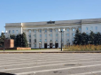 З будівлі Херсонської ОДА 