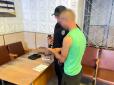 Облив бензином касирку і спробував підпалити банк: На Вінниччині затримали відчайдушного клієнта фінустанови (відео)